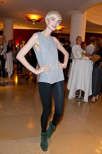 Bei seiner Modenschau am Mittwoch im The Charles Hotel zeigt der junge Münchner Designer Marcel Ostertag seine Kreationen - und präsentiert sie als Model gleich selbst. Prominente Gäste sind unter anderem Mirja Du Mont, Anika Scheibe, Lisa Martinek und Jutta Speidel.