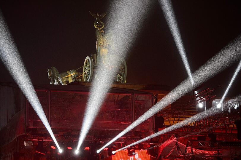 Tausende Menschen feiern eine Silvesterparty am 31.12.2014 am Brandenburger Tor in Berlin.