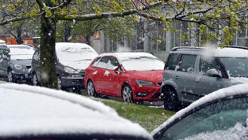 Beim Deutschen Wetterdienst wurde der falsche Knopf gedrück, und schon schneite es laut Wetterbericht in Bayern. Beim Deutschen Wetterdienst wurde der falsche Knopf gedrück, und schon schneite es laut Wetterbericht in Bayern.