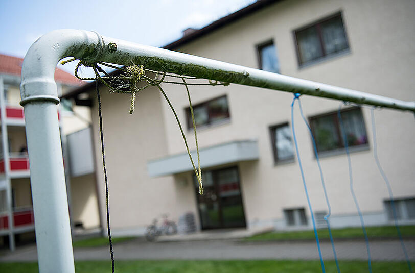Aus einer Messie-Wohnung in Rosenheim befreiten Polizisten eine eingesperrte 26-Jährige. Die Mutter wollte sich mit einem Sprung ins Treppenhaus das Leben nehmen.