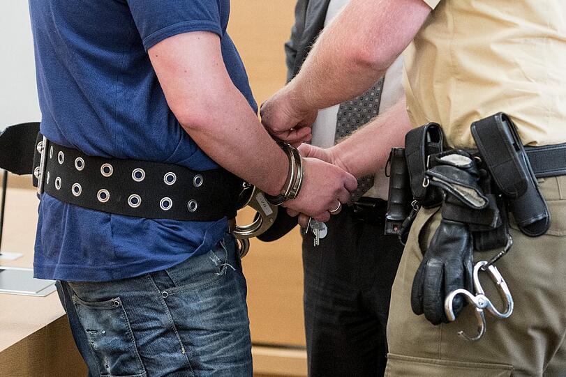 Der Angeklagte Johann G. beim Prozessauftakt im Gerichtssaal des Landgerichts Deggendorf.