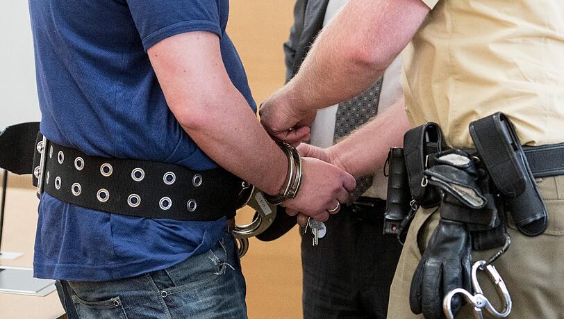 Der Angeklagte Johann G. beim Prozessauftakt im Gerichtssaal des Landgerichts Deggendorf. Der Angeklagte Johann G. beim Prozessauftakt im Gerichtssaal des Landgerichts Deggendorf.