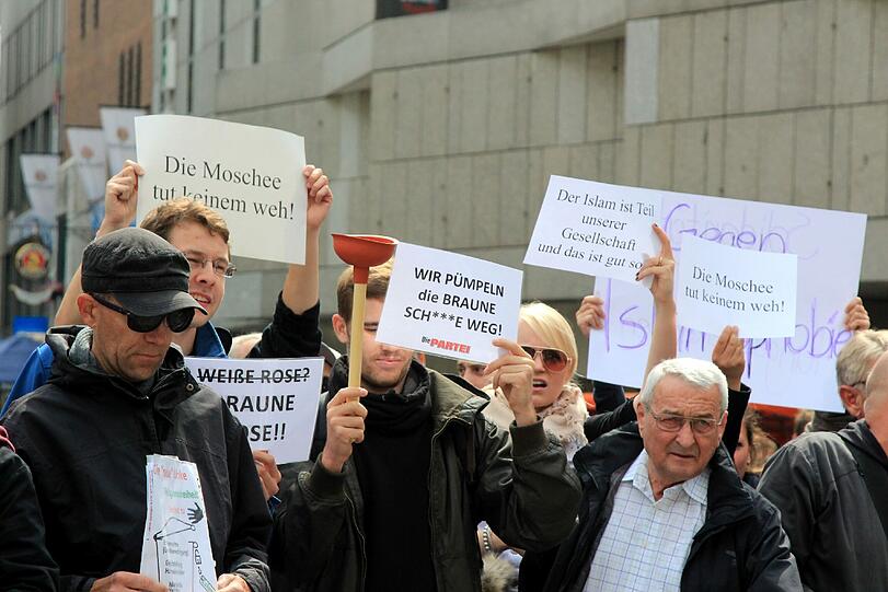 Auf dem Marienplatz tun Studenten ihren Unmut gegen Moschee-Gegner Michael Stürzenberger und seine Partei "Die Freiheit" kund.