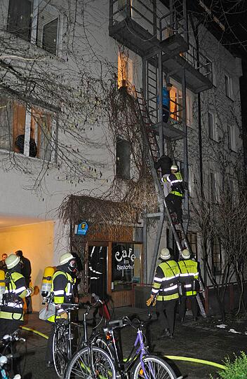 Einige der Bewohner standen beim Eintreffen der Feuerwehr an den Fenstern oder auf Podesten.