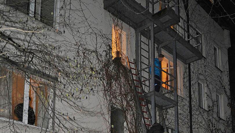 Einige der Bewohner standen beim Eintreffen der Feuerwehr an den Fenstern oder auf Podesten. Einige der Bewohner standen beim Eintreffen der Feuerwehr an den Fenstern oder auf Podesten.