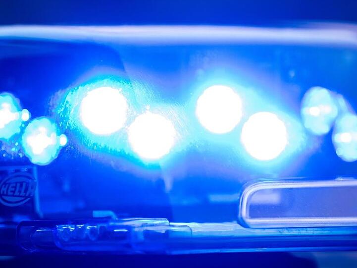 Ein Blaulicht leuchtet an einer Polizeistreife. (Archivfoto)
