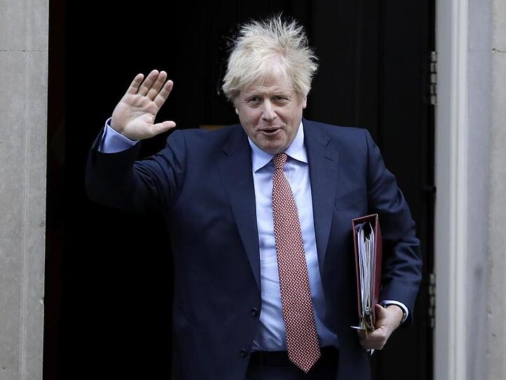 Premierminister Boris Johnson verlässt den Regierungssitz in der Downing Street in London.