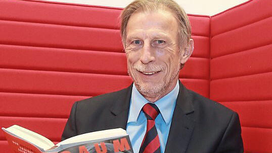 "Immer am Limit": Daum mit einem Exemplar seiner Autobiografie.