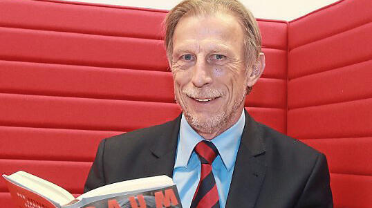 "Immer am Limit": Daum mit einem Exemplar seiner Autobiografie.