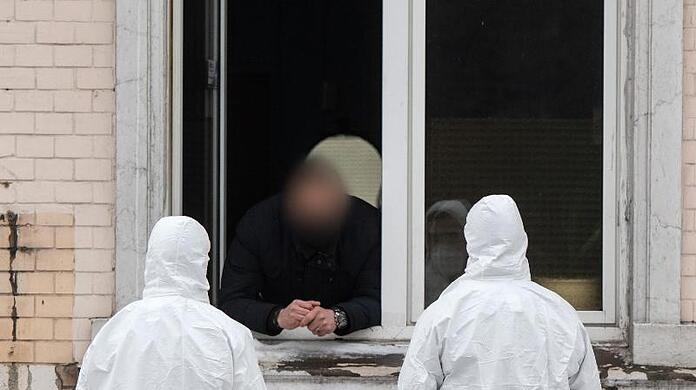 Die Furcht vor einer weiteren Ausbreitung der Coronavirus-Mutanten ist groß: In Hamm riegelte die Polizei nach einem bestätigten Fall mehrere Wohnhäuser ab.