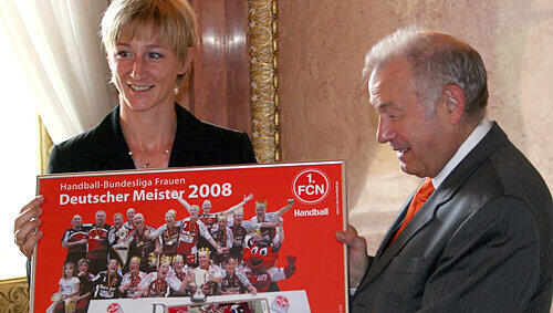 VIP-Karten, Trikot, Fan-Schal und ein gerahmtes Bild mit den FCN-Meisterspielerinnen: Steffi Ofenböck beschenkt Günther Beckstein. VIP-Karten, Trikot, Fan-Schal und ein gerahmtes Bild mit den FCN-Meisterspielerinnen: Steffi Ofenböck beschenkt Günther Beckstein.