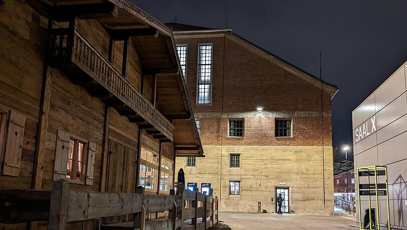 Durch ein ländliches Idyll gemilderter Industriecharme: Die Alm auf dem Gelände des Gasteig HP8 hinter der ehemaligen Trafohalle.