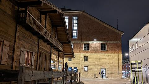 Durch ein ländliches Idyll gemilderter Industriecharme: Die Alm auf dem Gelände des Gasteig HP8 hinter der ehemaligen Trafohalle.
