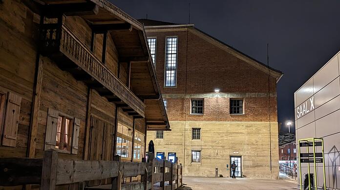 Durch ein ländliches Idyll gemilderter Industriecharme: Die Alm auf dem Gelände des Gasteig HP8 hinter der ehemaligen Trafohalle.