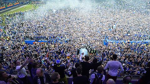 Die Fans des Hamburger SV feiern den Aufstieg in die Bundesliga.