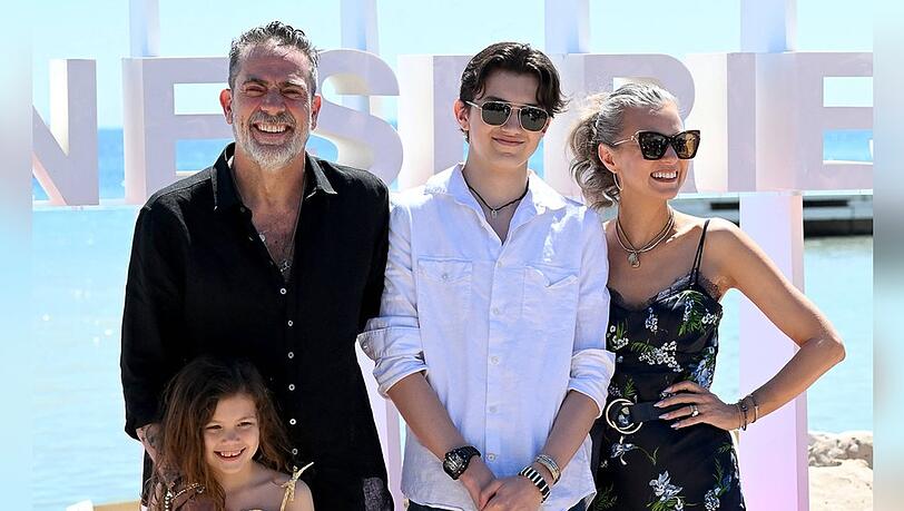 Jeffrey Dean Morgan und seine Familie: Augustus in der Mitte, Ehefrau Hilarie Burton rechts und links unten Töchterchen George Virginia.