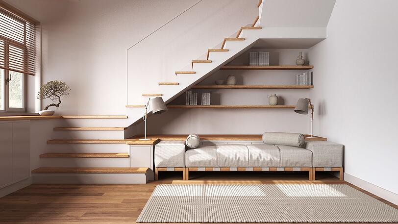 Auch so kann der Raum unter der Treppe genutzt werden: als gemütliche Lese- oder Kuschelecke. Egal, ob Sie Polster und Kissen direkt auf den Boden, auf eine Palette, ein Bett oder ein Sofa legen - in diesem Winkel ist Gemütlichkeit garantiert. Ergänzend können Regalbretter an die Wand geschraubt, stimmungsvolle Lichtquellen aufgestellt und eine Ablagefläche geschaffen werden. Auch so kann der Raum unter der Treppe genutzt werden: als gemütliche Lese- oder Kuschelecke. Egal, ob Sie Polster und Kissen direkt auf den Boden, auf eine Palette, ein Bett oder ein Sofa legen - in diesem Winkel ist Gemütlichkeit garantiert. Ergänzend können Regalbretter an die Wand geschraubt, stimmungsvolle Lichtquellen aufgestellt und eine Ablagefläche geschaffen werden.
