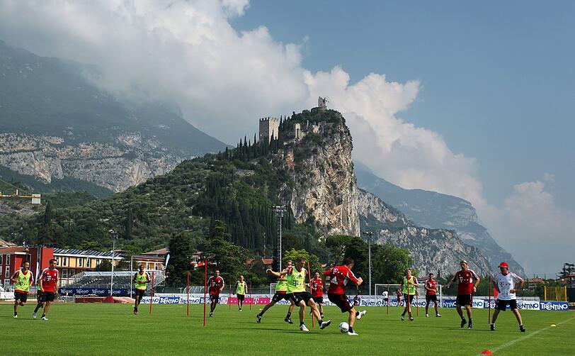 Bayern Training mit Spezial-Gast Uli Hoeneß: Die Bilder vom Gardasee