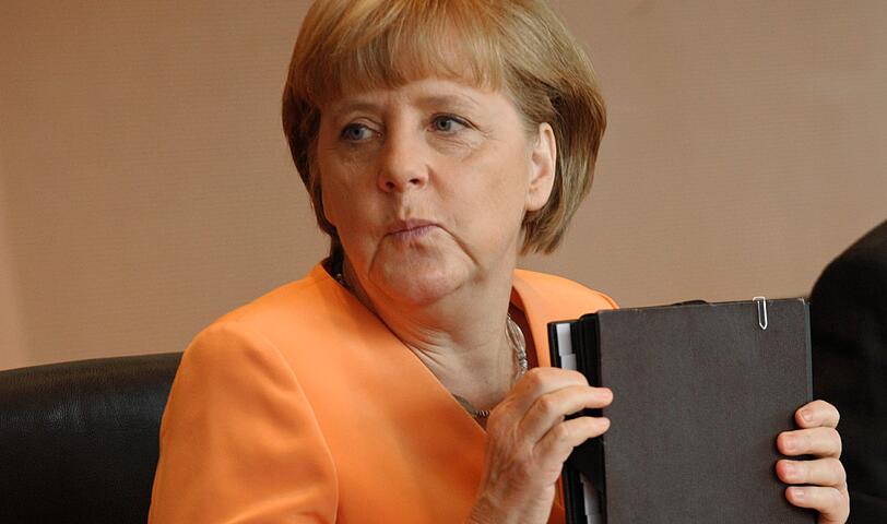Hat da jemand morgens vor dem Kleiderschrank nicht nachgedacht: Am Mittwoch spielt Deutschland gegen Oranje - und die deutsche Bundeskanzlerin Angela Merkel trägt bei der Kabinettssitzung in Berlin Orange.