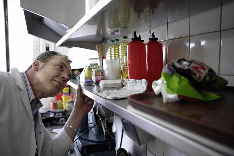 In den Küchen der Münchner Lokale, Restaurants oder Wirtschaften schauen die Lebensmittelkontrolleure des KVR ganz genau hin.