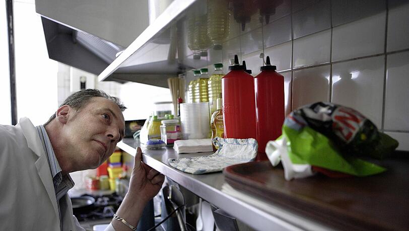 In den Küchen der Münchner Lokale, Restaurants oder Wirtschaften schauen die Lebensmittelkontrolleure des KVR ganz genau hin. In den Küchen der Münchner Lokale, Restaurants oder Wirtschaften schauen die Lebensmittelkontrolleure des KVR ganz genau hin.