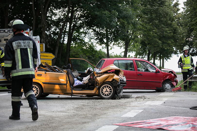 Schwerer Unfall an einer Kreuzung bei Trostberg. Die Bilder vom Feuerwehreinsatz.