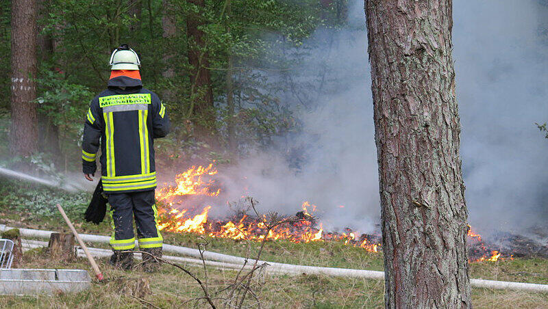 Bis tief in die Nacht kämpften die Feuerwehren gegen den Waldbrand bei Alzenau. Bis tief in die Nacht kämpften die Feuerwehren gegen den Waldbrand bei Alzenau.