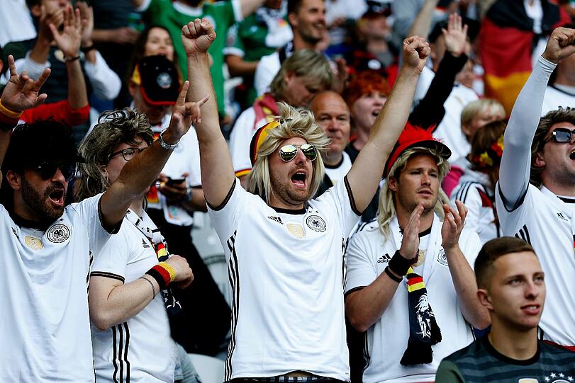 Die deutschen Fans feiern die Mannschaft in Lille. Hier gibt's die besten Bilder.