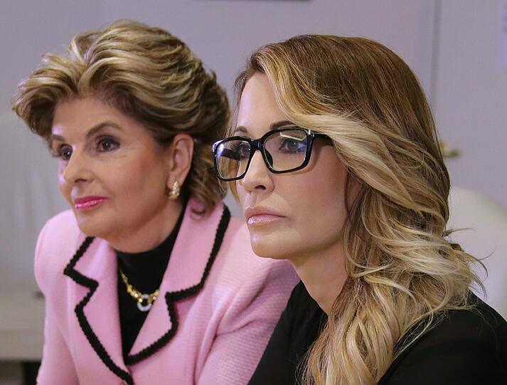Neue Sex-Vorwürfe gegen Donald Trump: Auf einer Pressekonferenz beschuldigte die Porno-Darstellerin Jessica Drake (r.) den Immobilienmogul der sexuellen Belästigung.