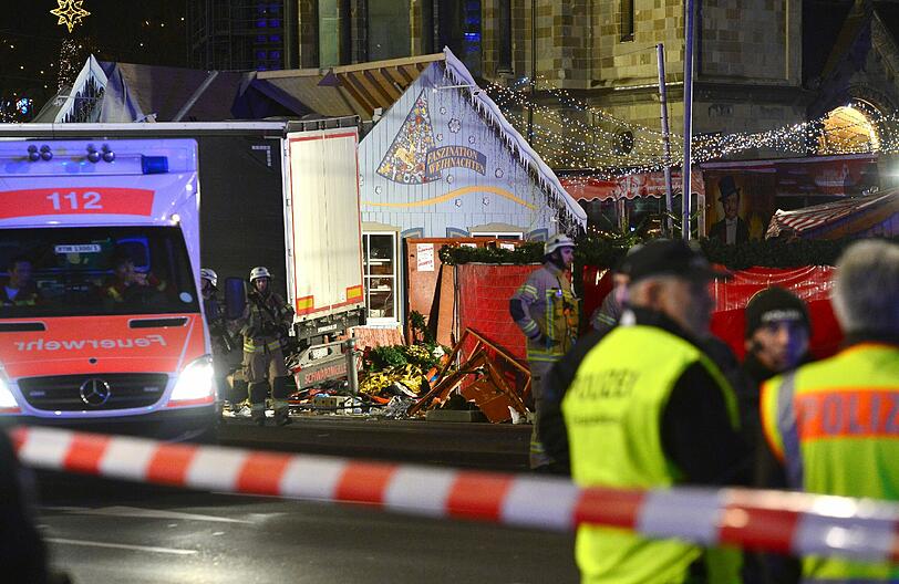 In Berlin ist ein Lkw vorsätzlich in einen Weihnachtsmarkt gefahren worden. Die Polizei hat einen Verdächtigen festgenommen.