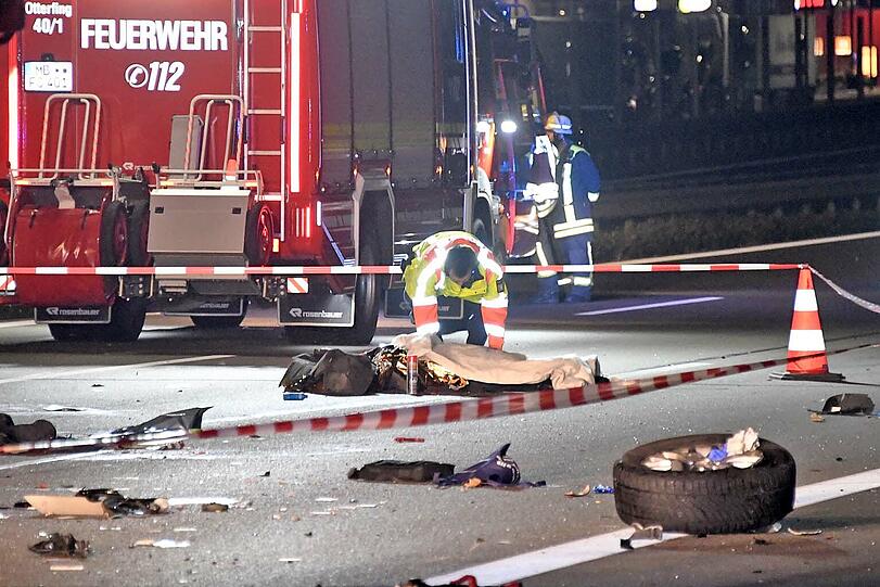 Tödlicher Unfall auf der A8: Auf der Überholspur sind auf Höhe Föching zwei Autos kollidiert.