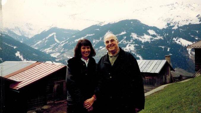 Helmut Kohls heimliche Geliebte Beatrice Herbold veröffentlichte ein pikantes Buch über ihre jahrelange Romanze mit dem verstorbenen Altkanzler. Darin gibt sie intime Details preis. Über die Glaubwürdigkeit lässt sich allerdings streiten.