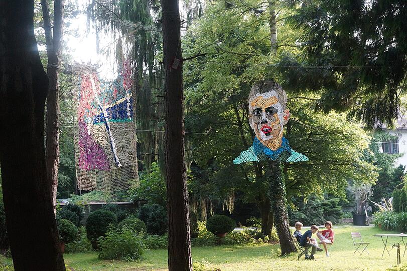 Hoch oben in den Bäumen: das Kunstwerk von Franziska Wolff.