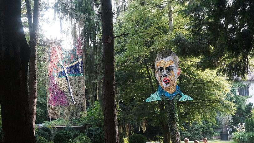Hoch oben in den Bäumen: das Kunstwerk von Franziska Wolff. Hoch oben in den Bäumen: das Kunstwerk von Franziska Wolff.