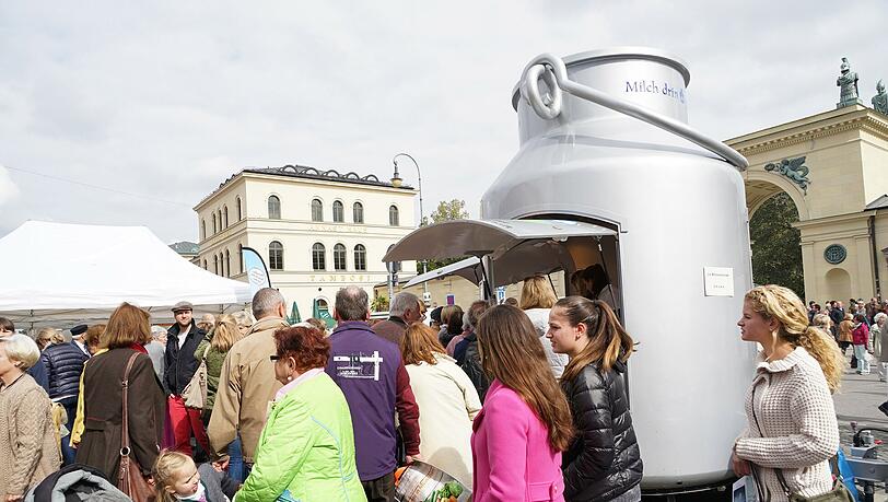 In der Riesenkanne gibt’s frische Milch. In der Riesenkanne gibt’s frische Milch.