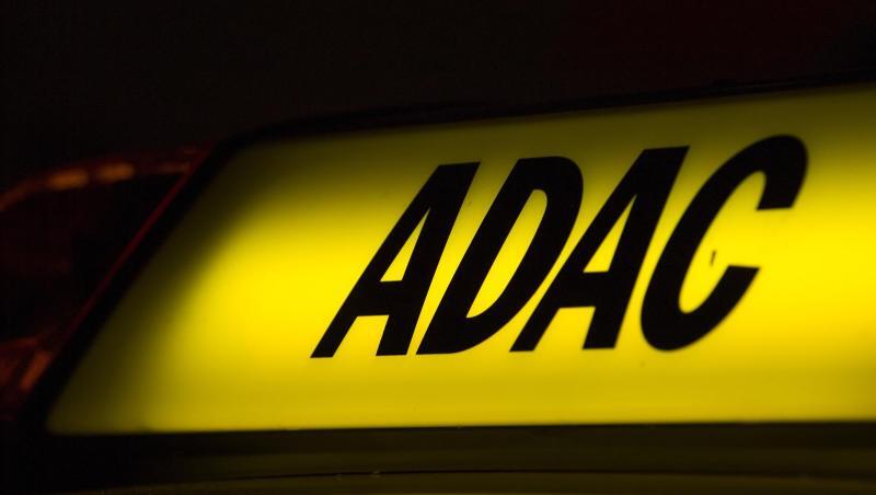 Die Abkürzung "ADAC" auf einem Fahrzeug leuchtet in der Dunkelheit. Foto: Monika Skolimowska/zb/dpa/Symbolbild Die Abkürzung "ADAC" auf einem Fahrzeug leuchtet in der Dunkelheit. Foto: Monika Skolimowska/zb/dpa/Symbolbild