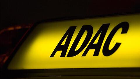 Die Abkürzung "ADAC" auf einem Fahrzeug leuchtet in der Dunkelheit. Foto: Monika Skolimowska/zb/dpa/Symbolbild
