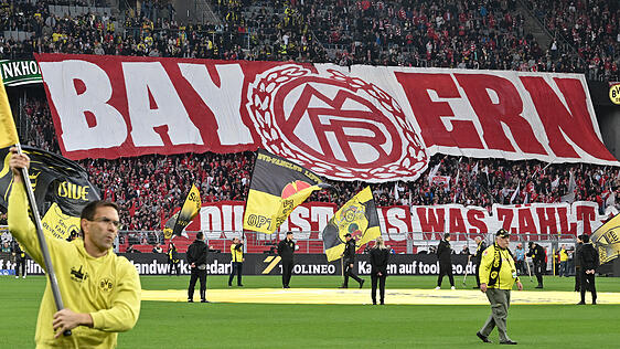 "Bayern, Du bist das was zählt": Die Choreo der mitgereisten Bayern-Fans im Dortmunder Stadion.