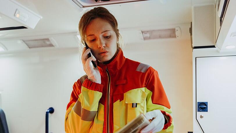 "Polizeiruf 110: Paranoia": Rettungssanitäterin Sarah Kant (Marta Kizyma) findet beim Reinigen des Rettungswagens eine Videokassette.