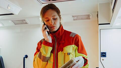 "Polizeiruf 110: Paranoia": Rettungssanitäterin Sarah Kant (Marta Kizyma) findet beim Reinigen des Rettungswagens eine Videokassette.