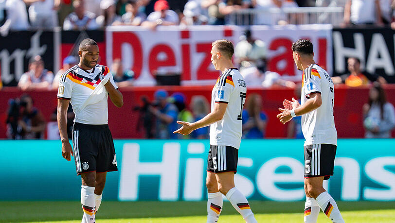 Nach dem 0:1 der Elfenbeink&uuml;ste ratlos: Die DFB-Verteidigung um Jonathan Tah und Nico Schlotterbeck.