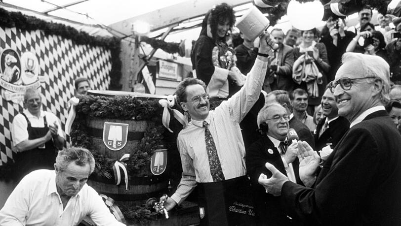 Leicht gequ&auml;lt: Christian Ude bei seinem ersten Wiesn-Anzapfen 1993, rechts im Bild Edmund Stoiber.