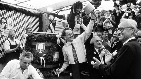 Leicht gequ&auml;lt: Christian Ude bei seinem ersten Wiesn-Anzapfen 1993, rechts im Bild Edmund Stoiber.