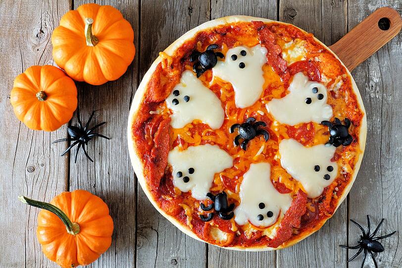 Der Käse kann aber auch eine ganze Pizza zum Treffpunkt von Geistern machen. Dazu spazieren einige fette Olivenspinnen über den blutig roten Schauplatz. Ganz schön gruselig ... Der Käse kann aber auch eine ganze Pizza zum Treffpunkt von Geistern machen. Dazu spazieren einige fette Olivenspinnen über den blutig roten Schauplatz. Ganz schön gruselig ...