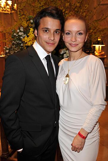 Schaulaufen der Promis bei den Gala SPA Awards in Baden-Baden: Kostja Ullmann mit Freundin Janin Reinhardt.