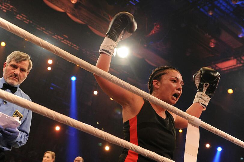 Jazzy Tackenberg jubelt, nachdem sie Georgina Bülowis aus dem Ring geboxt hat.