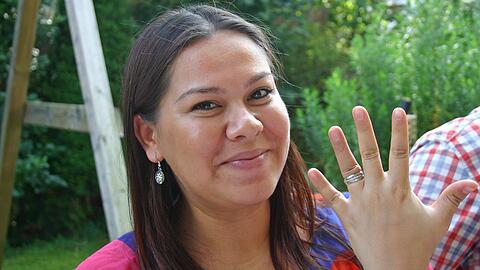Stolz zeigt Aylin Yapar ihren Ring. Sie dachte, der wertvolle Schmuck sei für immer weg. Jetzt strahlt sie.