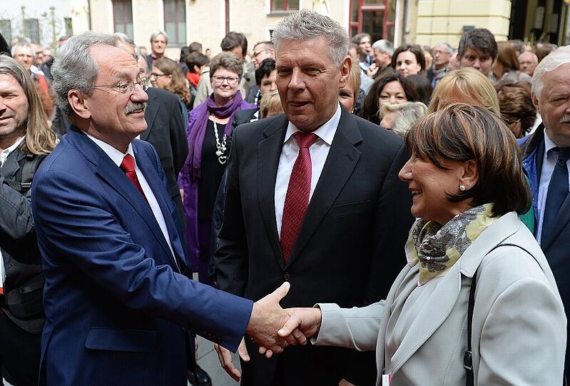 Der Alt-OB gibt Münchens First Lady Petra die Hand, der Ehefrau seines Nachfolgers Dieter Reiter.
