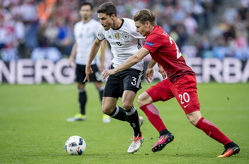 Jonas Hector: Note 3. Der Kölner Linksverteidiger war in der Defensive durch die Vorstöße von Piszczek gefordert. Eines der Schlüsselduelle. Allein in Halbzeit eins flitzte Hector fast sechs Kilometer.