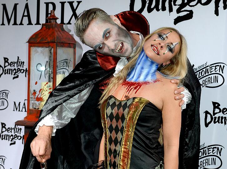 Nico Schwanz und Sina Tkotsch bei der Halloween Party by Natascha Ochsenknecht im Berlin Dungeon